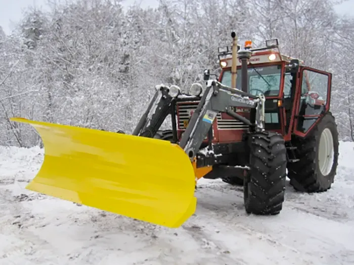 traktori ja lumiaura